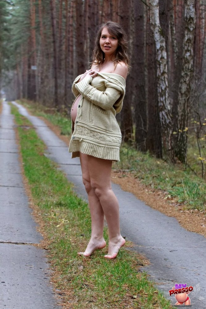 Pregnant Julia posing outdoor